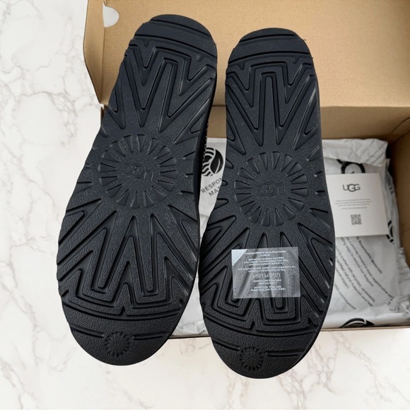 with Box /UGG Tasman Suede upper Slipper Mens Black US 9 - Picture 9 of 9